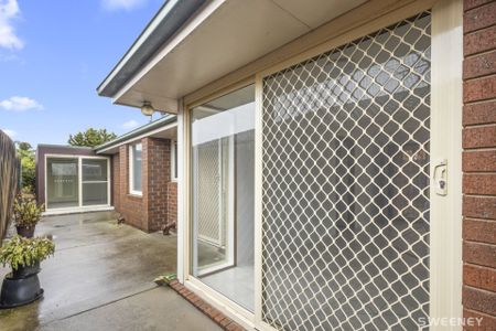 Light filled three bedroom residence in quiet location - Photo 3