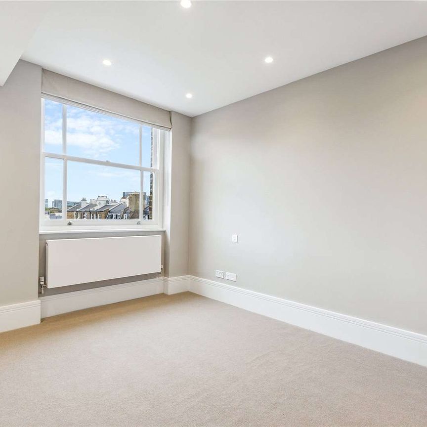 A lovely and bright two bedroom apartment situated on an upper floor of a grand stucco fronted building in Lancaster Gate with a lift - Photo 1
