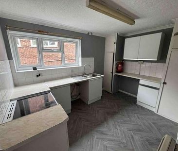 Priory Road Newbury, RG14 - Photo 4