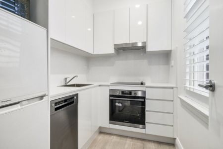 RENOVATED STUDIO IN PRIME LOCATION - BY APPOINTMENT - Photo 4