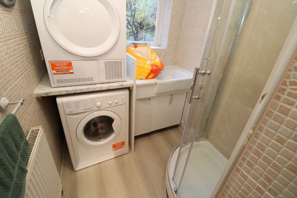 Room in a Shared House, Bow Road, E3 - Photo 1