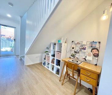 Beautiful Double-Storey Townhouse!! - Photo 2