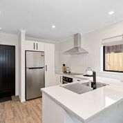 Lovely, fully furnished studio unit in walking distance to University and shops. - Photo 4