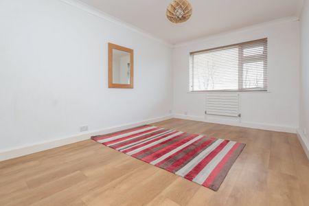 3 bed apartment to rent in Canford Court, Cliff Drive, BH13 - Photo 3