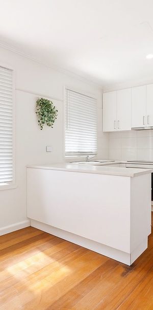 3 Bedroom home WITH separate Bungalow! - Photo 1