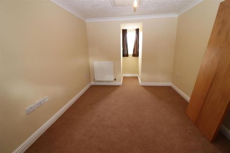 4 bedroom semi-detached house to rent - Photo 3