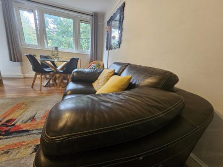 1 bedroom in a flat share to rent - Photo 4