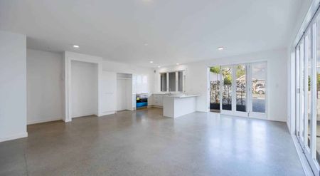 Spacious 2 Bedroom Flat - Excellent Location - Photo 5