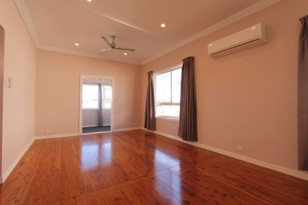 Beautiful Modern Home - Photo 2