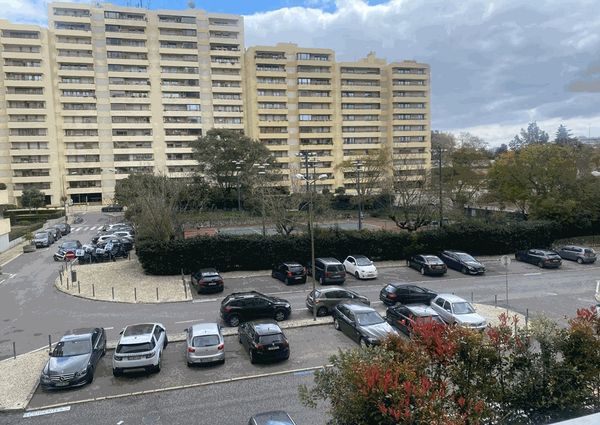 Apartamento T2 para arrendamento sem móveis com piscina nas Laranjeiras, Lisboa