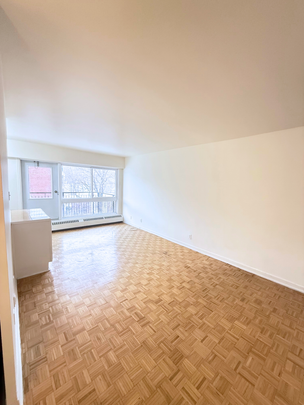 3.5 Available NOW – 7 Côte-Ste-Catherine - Photo 1