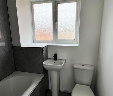 2 bedroom end of terrace house to rent - Photo 3