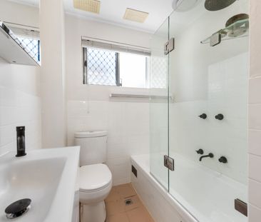 Stylish, light-filled apartment in prime location - Photo 5