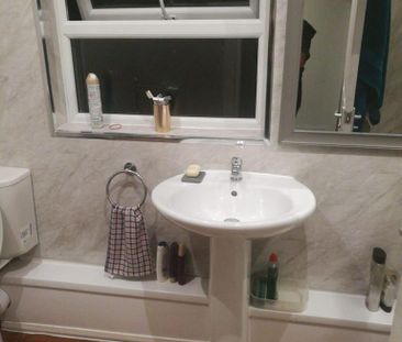 1 bedroom in a house share to rent - Photo 5