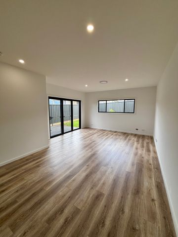 Brand new 3 bedroom duplex! - Photo 4