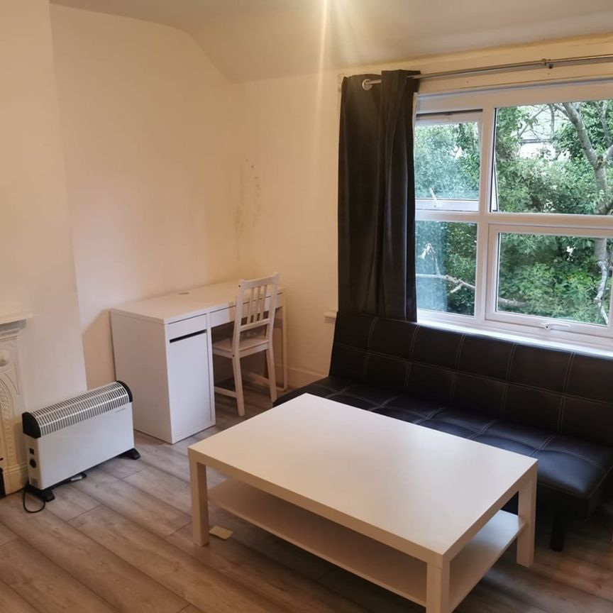 1 Bed Flat, London Road, RG1 - Photo 1