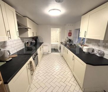 Generous period house with beautiful garden - Photo 4
