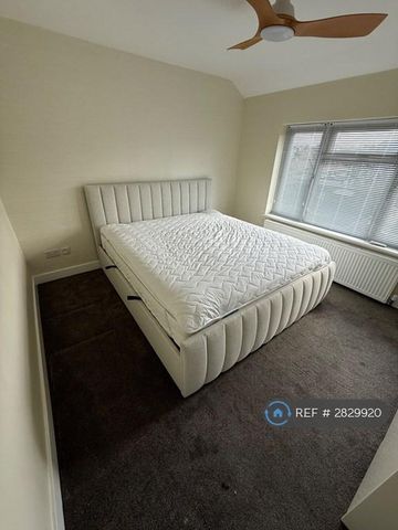 3 bedroom semi-detached house to rent - Photo 5