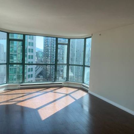 DO NOT MISS 2 bedrooms + den completely renovated unit! - Photo 3