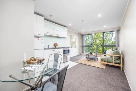 Chic 2BR Central Apt w/ Amenities - Photo 5