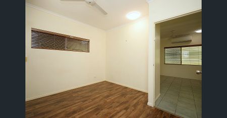 Airconditioned Home – Solar – No Rear Neighbours - Photo 5