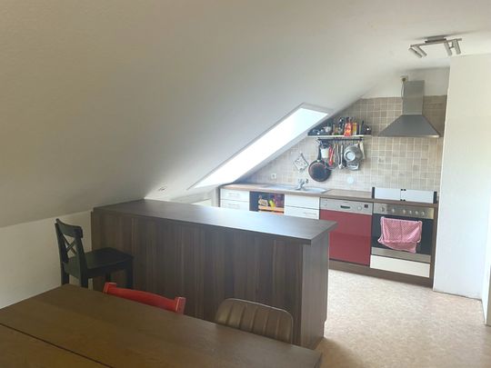 Großzügige DG-Wohnung mit Balkon und Garage in gepflegtem 3-Familienhaus - Photo 1