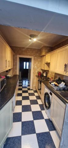 1 bedroom in a house share to rent - Photo 3
