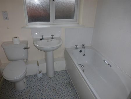 3 bedroom semi-detached house to rent - Photo 5