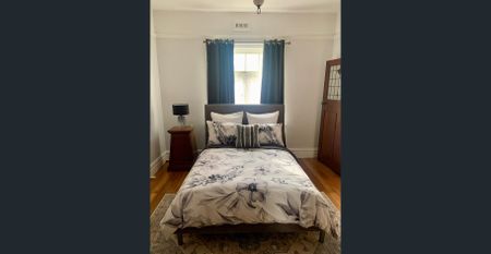 Fully furnished character home in prime location - Photo 5