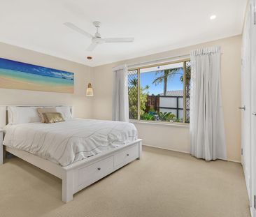 Charming Family Home with Pool - Photo 5