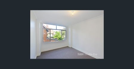 Peaceful, Spacious Apartment with Tranquil Views - Photo 2