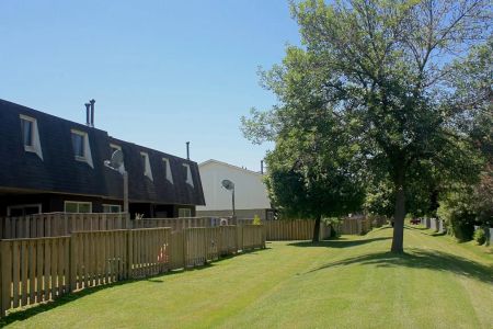 Carriage Mews — 3 Bedroom - Photo 2