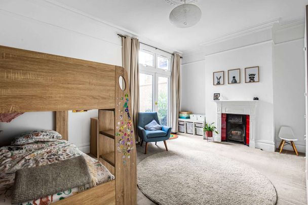 Spacious two bedroom ground floor flat with garden in the heart of East Sheen - Photo 1