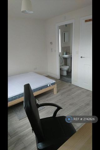 4 bedroom semi-detached house to rent - Photo 4