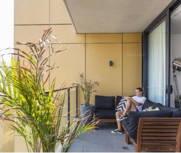 Ultra Modern Light Filled Apartment - Photo 1