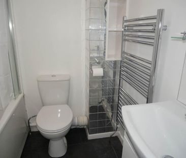 2 bedroom end of terrace house to rent - Photo 4