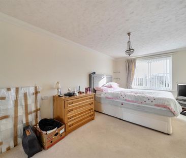 Astonia Lodge, Stevenage - Photo 2