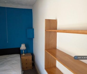 2 bedroom end of terrace house to rent - Photo 2