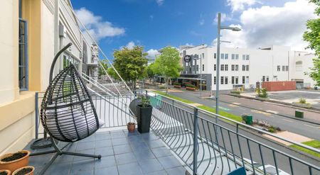 Dreamy CBD Living - Carpark Available - Photo 2