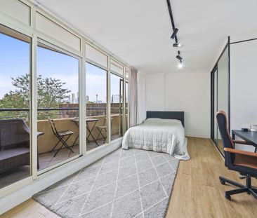 High Floor Studio Apartment with Balcony and City Views - Photo 2