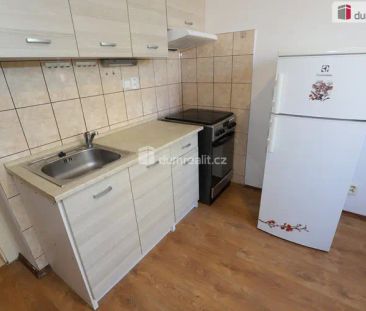 Pěkný útulný byt 2+kk ve druhém patře cihlového domu se zahradou - Fotografie 2