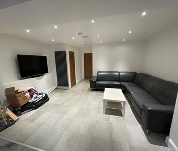 5 Bed Semi-Detached House, Jasmine Close, IG1 - Photo 1