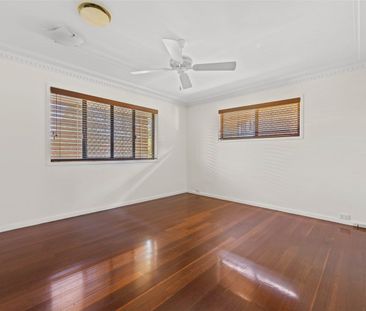 Spacious Dual-Living Family Home in Carina - Photo 3