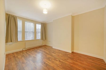 3 bedroom flat to rent - Photo 2