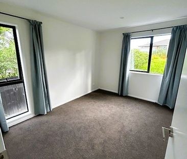 Modern two bedroom townhouse! - Photo 3