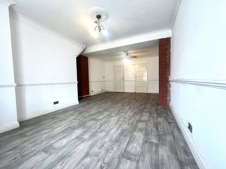 Oval Road South, Dagenham, RM10 - Photo 3