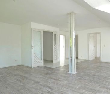 Gepflegte ca. 89 m² große DG-Wohnung mit großem Wohn-/Esszimmer, Tageslichtbad und PKW-Stellplatz - Foto 2