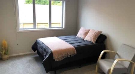 Central Hamilton Studio with Ensuite & Utilities Included - Photo 3