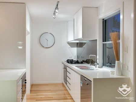 Spacious and Stylish Townhouse, Lessor would pay for the gardening - Photo 2