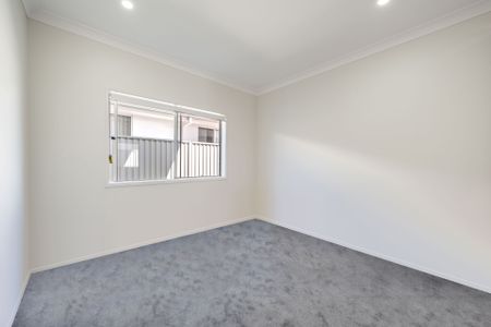 Spacious Family Home With Multiple Living Areas in the Popular Alcove Estate - Photo 3